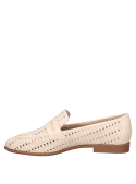Zapato casual beige de cuero para mujer con suela de perfil bajo.