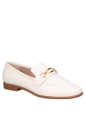 Zapato casual de cuero beige para mujer, diseño elegante y fácil de combinar.