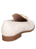 Mocasín femenino en cuero beige con capellada clásica y forro de PU, versátil y cómodo.