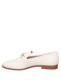 Zapato beige minimalista de cuero para mujer, ideal para oficinas y salidas casuales.