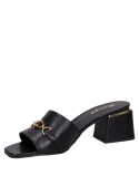 Sandalia negra de cuero para mujer con punta abierta y taco bloque de 5 cm, estilo casual elegante.