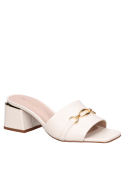 Estilo casual refinado en sandalia beige de cuero para mujer.