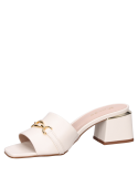 Sandalia beige de cuero para mujer con punta abierta y taco bloque de 5 cm.