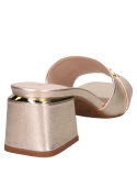 Sandalia de cuero dorado para mujer con taco de 5 cm, perfecta para faldas satinadas.