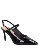 Zapato de cuero charol negro con perfil estilizado, punta afilada y taco de 6 cm.