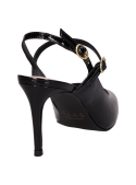Stiletto negro de cuero charol con suela delgada, costuras discretas y forro sintético.