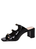 Sandalia negra de cuero con taco bloque y punta abierta, ideal para un look formal femenino.