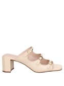 Sandalia de cuero beige para mujer, estilo minimalista con taco bloque, perfecta para un look urbano.