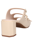 Sandalia formal de cuero beige para mujer, con punta abierta y taco bloque, ideal para múltiples combinaciones.