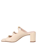 Elegante sandalia beige de cuero para mujer, con diseño minimalista y taco bloque de 6 cm.