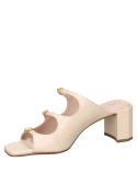 Sandalia de cuero beige para mujer con taco bloque y punta abierta, destacando su estilo formal minimalista.