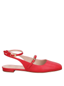 Ballerina de cuero rojo con borde superior liso y talón levemente reforzado.