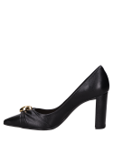 Elegante zapato de cuero negro para mujer, diseño formal con acabado liso y estructura firme.