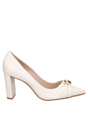 Zapato femenino de cuero beige, punta puntiaguda y altura equilibrada, combina con estilos formales.
