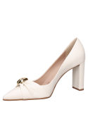 Zapato de cuero beige para mujer con tacón bloque y punta puntiaguda, ideal para un look formal.