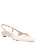 Zapatos de cuero beige para mujer, ideales para conjuntos casuales o de oficina.