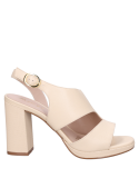 Acabado en cuero beige de sandalia formal para mujer, versátil y elegante.