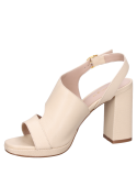 Sandalia de cuero beige para mujer con taco bloque, diseño formal y punta abierta.