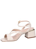 Sandalia de cuero beige para mujer con taco bloque y punta abierta.