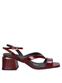 Sandalia formal en cuero burdeo, diseño limpio y refinado con altura moderada.
