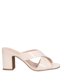 Sandalia de cuero para mujer en beige, estilo clásico con altura estable y acabado elegante.