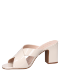Sandalia beige de cuero para mujer con diseño clásico y tiras minimalistas.
