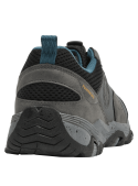 zapatilla gris para niño con diseño outdoor, material sintético y taco plano, ideal para actividades diarias.