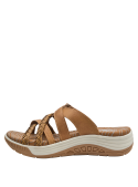 Sandalia sintética camel con forro de microfibra suave, ideal para climas cálidos.