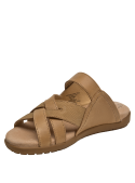 Sandalia camel de cuero para mujer con punta abierta y taco plano, ideal para looks casuales.