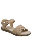 Sandalia plana beige, cuero, diseño versátil, recomendada para atuendos casuales femeninos.