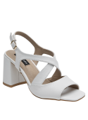 Elegante sandalia blanca de cuero para mujer, perfecta para un look pulido y altura estable.