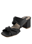 Elegante sandalia negra en cuero con taco de 8 cm, perfecta para looks casuales y eventos.
