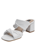 Sandalia blanca de cuero con punta abierta y taco bloque, ideal para looks casuales y elegantes.