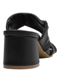 Sandalia de cuero negro con taco bloque, punta abierta y forro de microfibra, ideal para mujer.