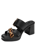 Sandalia de cuero negro para mujer con punta abierta y taco bloque elegante.