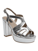 Sandalia de fiesta en cuero plata, diseño metalizado con taco de 10 cm.