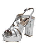 Sandalia de cuero plata con taco bloque y punta abierta, ideal para eventos.