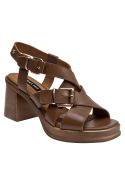 Elegante sandalia café de cuero, ideal para salidas urbanas, con tacón de 8 cm.