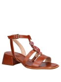 Sandalia camel de cuero con forro PU, perfecta para combinar con atuendos urbanos y casuales.