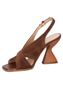 Sandalia de mujer en cuero café, taco bloque, estilo casual, versátil para outfits arreglados.