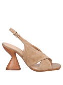 Elegante sandalia beige de taco bloque, cuero liso para un look estilizado.