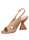 Sandalia de cuero beige para mujer, taco bloque 10 cm, diseño moderno y versátil.