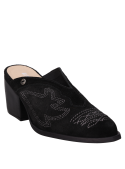 Elegante zapato vaquero de mujer en cuero negro con diseño versátil para diversas combinaciones.