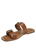 Sandalia de cuero camel con punta abierta y taco plano, ideal para mujer.
