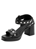 Sandalia negra de cuero con taco bloque y punta abierta, ideal para un look casual elegante.