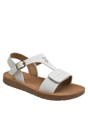 Sandalia blanca de niña, look pulcro ideal para salidas informales.