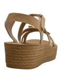 Sandalia camel para niña con diseño clásico y líneas simples, punta abierta y suela plana de 3,5 cm.