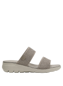 Sandalia femenina gris textil, diseño sobrio con taco cuña y sin forro.
