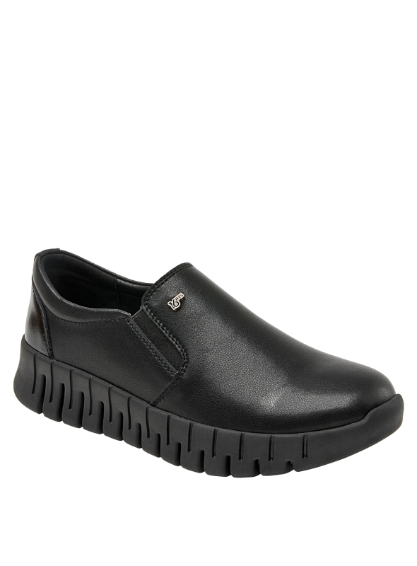 zapatilla beige de cuero, diseño moderno y juvenil, con taco plano de 3 cm para estilizar la figura.