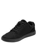 Zapato casual negro de cuero para hombre, líneas limpias y elegantes, adecuado para combinar con jeans.